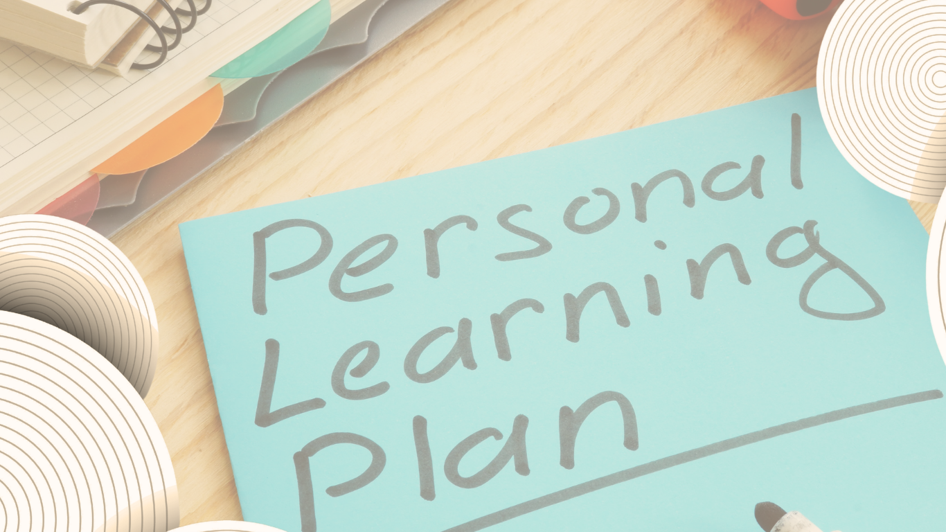 Наліпка з написом «Personal Learning Plan» на столі поряд із блокнотом
